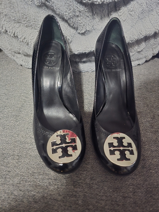 Tory Burch Shoes - Tory Burch Black Patent Leather Logo Pumps